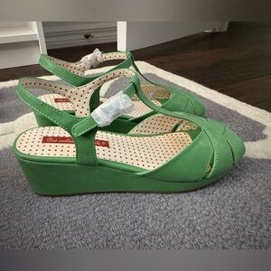 b.a.i.t footwear - Kira Green Wedge Sandals